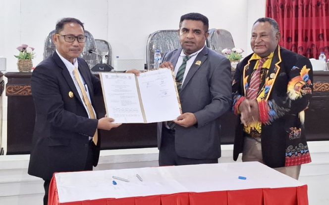 
					Penyerahan dokumen persetujuan LKPJ 2025 dan RTRW 2026-2046 dari  pimpinan DPRK ke Wabup Roi Palunga.