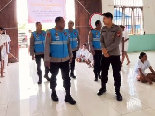 Saat Wakapolda Papua Tengah Kombes Polisi Gustav Urbinas memantau tes kesehatan dalam seleksi casis Bintara Polri. (KabarPapua.co/Agies Pranoto)