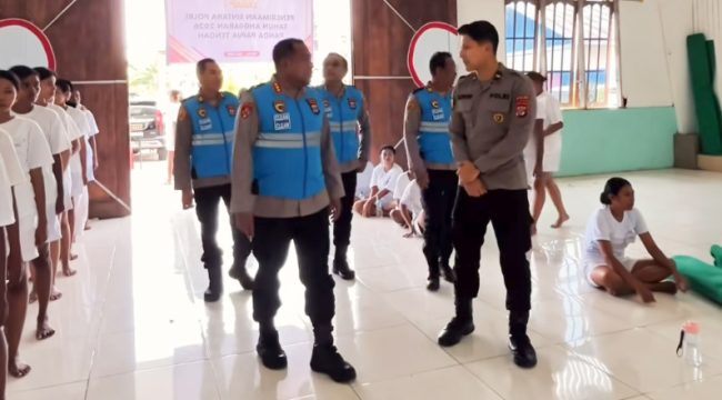 Saat Wakapolda Papua Tengah Kombes Polisi Gustav Urbinas memantau tes kesehatan dalam seleksi casis Bintara Polri. (KabarPapua.co/Agies Pranoto)