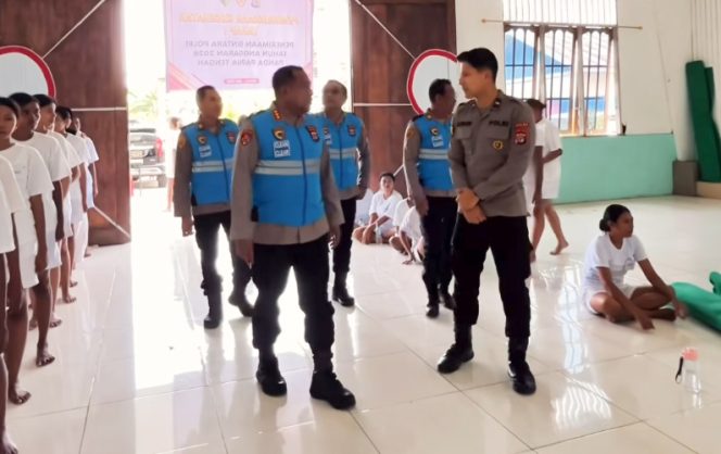 
					Saat Wakapolda Papua Tengah Kombes Polisi Gustav Urbinas memantau tes kesehatan dalam seleksi casis Bintara Polri. (KabarPapua.co/Agies Pranoto)