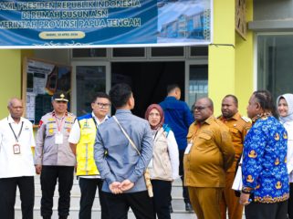 Wakil Presiden, Gibran Rakabuming Raka melanjutkan kunjungan kerjanya ke lokasi pembangunan rumah susun (rusun) bagi Aparatur Sipil Negara (ASN) Pemerintah Provinsi Papua Tengah yang berada di Nabire pada Senin 20 April 2026. Foto: Humas PPT