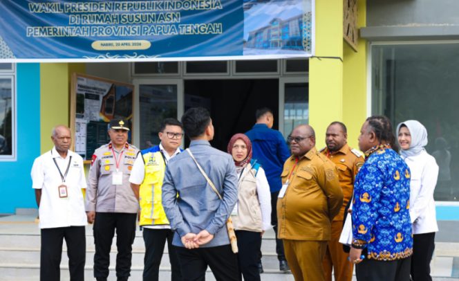 
					Wakil Presiden, Gibran Rakabuming Raka melanjutkan kunjungan kerjanya ke lokasi pembangunan rumah susun (rusun) bagi Aparatur Sipil Negara (ASN) Pemerintah Provinsi Papua Tengah yang berada di Nabire pada Senin 20 April 2026. Foto: Humas PPT