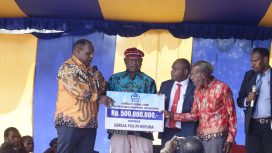 Bupati Jayawijaya serahkan Rp500 juta untuk pe,mbanungan Gereja KINGMI di Hebupa. Foto: Media Bupati Jayawijaya