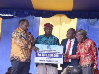Bupati Jayawijaya serahkan Rp500 juta untuk pe,mbanungan Gereja KINGMI di Hebupa. Foto: Media Bupati Jayawijaya