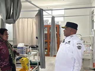Wakil Bupati Jayawijaya Ronny Elopere, S.IP. M.KP meninjau pelayanan di Puskesmas Wamena Kota
Foto: Agris Wistrijaya/KabarPapua.co
