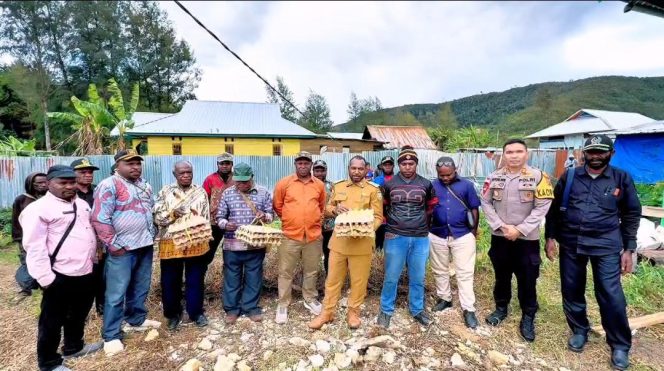 
					Bupati Paniai, Yampit Nawipa mengunjungi peternakan ayam petelur di Kampung Madi, Kabupaten Paniai, pada Selasa, 13 April 2026. Foto: Agis Pranoto/KabarPapua.co