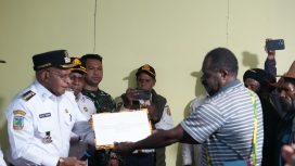 Penyerahan pelepasan tanah dari pemilik hak ulayat tanah kepada Bupati Puncak Elvis Tabuni. Foto: Diskominfo Puncak  