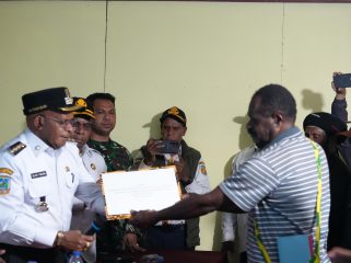 Penyerahan pelepasan tanah dari pemilik hak ulayat tanah kepada Bupati Puncak Elvis Tabuni. Foto: Diskominfo Puncak  