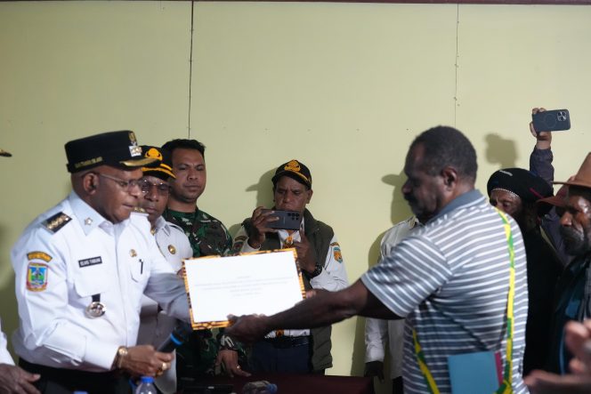 
					Penyerahan pelepasan tanah dari pemilik hak ulayat tanah kepada Bupati Puncak Elvis Tabuni. Foto: Diskominfo Puncak  