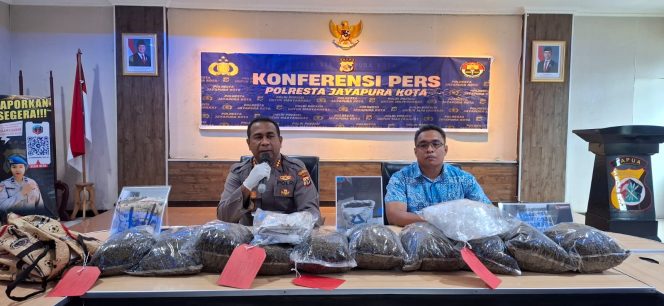 
					Kapolresta Jayapura Kota, Kombes Pol. Fredrickus W.A. Maclarimboen saar memberikan keterangan pers. Foto: Imelda/KabarPapua.co