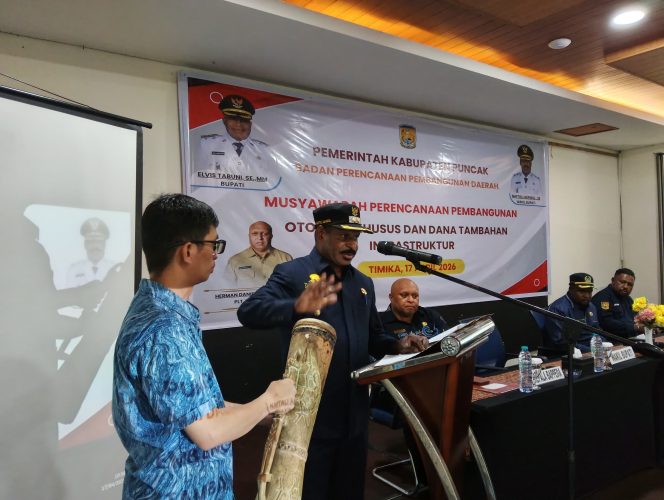 
					Wakil Bupati Puncak, Naftali Akawal, SE, memimpin langsung dua agenda strategis pembangunan daerah yakni Pembukaan Musyawarah Perencanaan Pembangunan (Musrenbang) Otonomi Khusus (Otsus) sekaligus Penutupan Musrenbang Rencana Kerja Pemerintah Daerah (RKPD) Kabupaten Puncak Tahun 2027. Foto: Diskominfo Puncak 