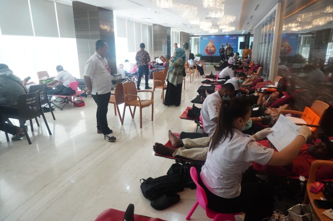 
					Donor darah yang dilakukan Bank Mandiri di Kota Jayapura. Foto: Bank Mandiri Kota Jayapura