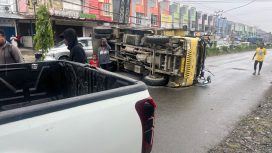 Truk yang terbalik di ruas jalan Sentani, Sabtu 18 April 2026. Foto: Humas Polres Jayapura