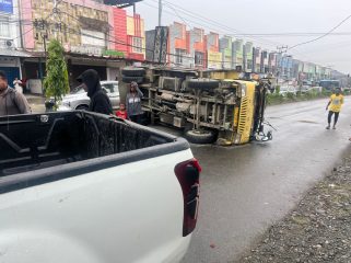 Truk yang terbalik di ruas jalan Sentani, Sabtu 18 April 2026. Foto: Humas Polres Jayapura