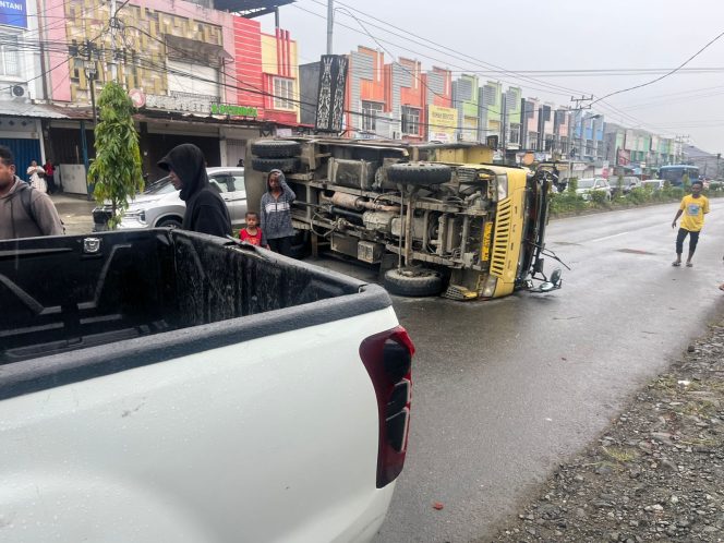 
					Truk yang terbalik di ruas jalan Sentani, Sabtu 18 April 2026. Foto: Humas Polres Jayapura