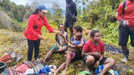 Ketua PMI Puncak, Elpina Kogoya saat bertemu dengan pengungsi di Puncak. Foto: Diskominfo Puncak