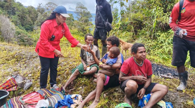Ketua PMI Puncak, Elpina Kogoya saat bertemu dengan pengungsi di Puncak. Foto: Diskominfo Puncak