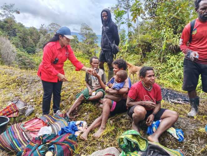 
					Ketua PMI Puncak, Elpina Kogoya saat bertemu dengan pengungsi di Puncak. Foto: Diskominfo Puncak