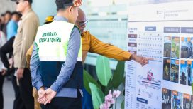 Gubernur Papua Tengah, Meki Nawipa saat menunjukan progress pembangunan Bandara di Nabire kepada Wapres Gibran. Foto: Humas PPT