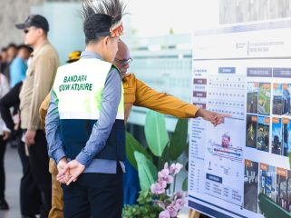 Gubernur Papua Tengah, Meki Nawipa saat menunjukan progress pembangunan Bandara di Nabire kepada Wapres Gibran. Foto: Humas PPT