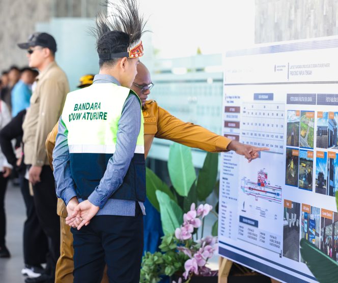 
					Gubernur Papua Tengah, Meki Nawipa saat menunjukan progress pembangunan Bandara di Nabire kepada Wapres Gibran. Foto: Humas PPT
