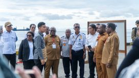 Wapres Gibran saat bersama Gubernur Papua Tengah, meki Nawipa dan Wamendagri, Rika Haluk serta forkopimda lainnya di Pelabuhan Samabusa Nabire. Foto: Humas PPT