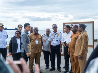 Wapres Gibran saat bersama Gubernur Papua Tengah, meki Nawipa dan Wamendagri, Rika Haluk serta forkopimda lainnya di Pelabuhan Samabusa Nabire. Foto: Humas PPT