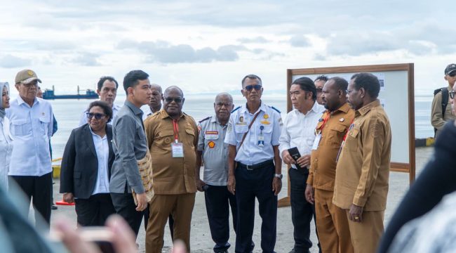 Wapres Gibran saat bersama Gubernur Papua Tengah, meki Nawipa dan Wamendagri, Rika Haluk serta forkopimda lainnya di Pelabuhan Samabusa Nabire. Foto: Humas PPT
