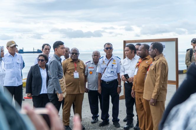 
					Wapres Gibran saat bersama Gubernur Papua Tengah, meki Nawipa dan Wamendagri, Rika Haluk serta forkopimda lainnya di Pelabuhan Samabusa Nabire. Foto: Humas PPT