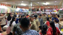 Wapres Gibran yang didampingi Gubernur Papua Tengah, Meki Nawipa, Bupati Mimika Johannes Rettob dan rombongan menyambangi Toko Meriah Timika pada Senin 20 April 2026. Foto: Humas PPT 