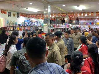 Wapres Gibran yang didampingi Gubernur Papua Tengah, Meki Nawipa, Bupati Mimika Johannes Rettob dan rombongan menyambangi Toko Meriah Timika pada Senin 20 April 2026. Foto: Humas PPT 