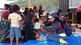 PMI saat mengobati pengungsi Kembru Puncak. Foto: PMI Puncak 