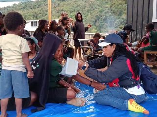 PMI saat mengobati pengungsi Kembru Puncak. Foto: PMI Puncak 