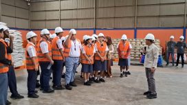  kunjungan SMA Kristen Kalam Kudus Jayapura ke Gudang Bulog Tasangkapura, Rabu 22 April 2026. Foto: Imelda/Kabarpapua.co