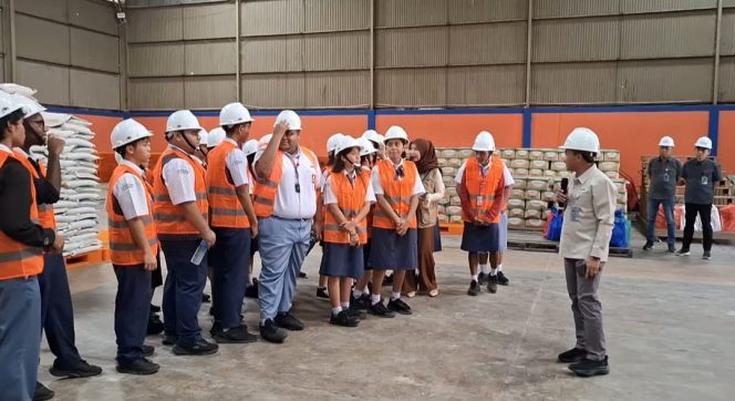 
					 kunjungan SMA Kristen Kalam Kudus Jayapura ke Gudang Bulog Tasangkapura, Rabu 22 April 2026. Foto: Imelda/Kabarpapua.co