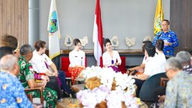 Penjabat Sekda, dr. Silwanus Soemoele beserta forkopimda langsung menyambut kru  Batik Air. Foto usai pendaratan perdana di Bandara Nabire, Papua Tengah. Humas PPT 