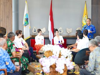 Penjabat Sekda, dr. Silwanus Soemoele beserta forkopimda langsung menyambut kru  Batik Air. Foto usai pendaratan perdana di Bandara Nabire, Papua Tengah. Humas PPT 