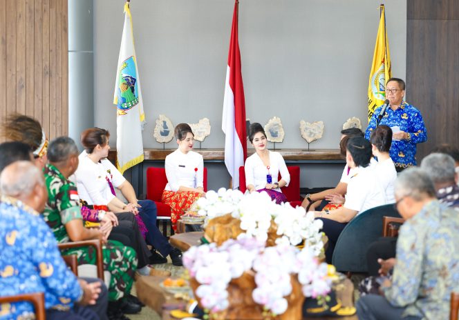 
					Penjabat Sekda, dr. Silwanus Soemoele beserta forkopimda langsung menyambut kru  Batik Air. Foto usai pendaratan perdana di Bandara Nabire, Papua Tengah. Humas PPT 