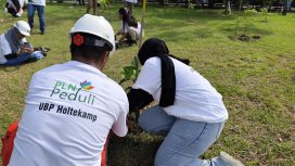 Penanaman pohon di PT PLN (persero) IP UBP Holtekamp dalam rangka memperingati Hari Bumi 2026. FOto: Katharina/KabarPapua.co