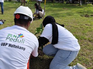 Penanaman pohon di PT PLN (persero) IP UBP Holtekamp dalam rangka memperingati Hari Bumi 2026. FOto: Katharina/KabarPapua.co