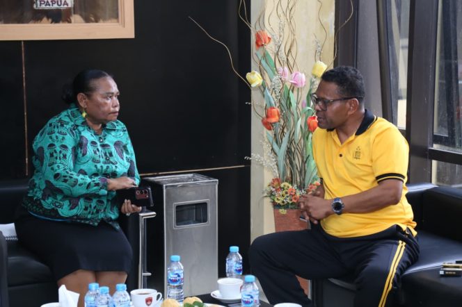 
					Pertemuan Kapolda Papua dan MRP dalam membahas perekturan polisi asli Papua. Foto: Humas Polda Papua.