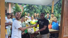 Penggerak Komunitas Basis Santo Yohanes Pembaptis Paroki Kristus Terang Dunia Waena saat menyerahkan bantuan kepada Seminari Menengah Santo Fransiskus Asisi Waena, Kota Jayapura. Foto: Katharina/Kabarpapua.co 