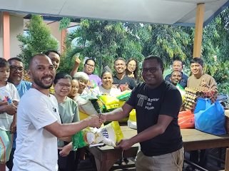 Penggerak Komunitas Basis Santo Yohanes Pembaptis Paroki Kristus Terang Dunia Waena saat menyerahkan bantuan kepada Seminari Menengah Santo Fransiskus Asisi Waena, Kota Jayapura. Foto: Katharina/Kabarpapua.co 