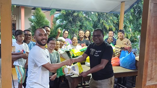 
					Penggerak Komunitas Basis Santo Yohanes Pembaptis Paroki Kristus Terang Dunia Waena saat menyerahkan bantuan kepada Seminari Menengah Santo Fransiskus Asisi Waena, Kota Jayapura. Foto: Katharina/Kabarpapua.co 