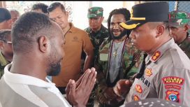 Kapolres Nabire, AKBP Samuel Tatiratu  saat berdialog dengan pendemo kasus Puncak. Foto: Agis Pranoto/KabarPapua.co