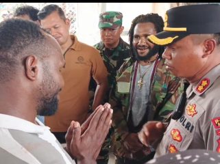 Kapolres Nabire, AKBP Samuel Tatiratu  saat berdialog dengan pendemo kasus Puncak. Foto: Agis Pranoto/KabarPapua.co