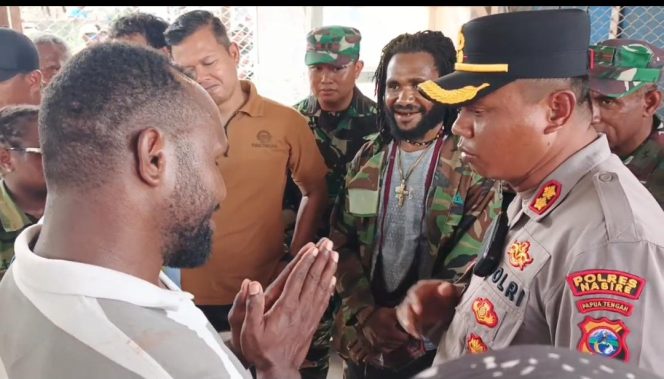 
					Kapolres Nabire, AKBP Samuel Tatiratu  saat berdialog dengan pendemo kasus Puncak. Foto: Agis Pranoto/KabarPapua.co