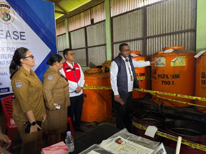 
					Barang bukti yang ditemukan dalam kasus dugaan penyalahgunaan BBM subsidi di Merauke, Provinsi Papua Selatan. Foto: Humas Polda Papua 