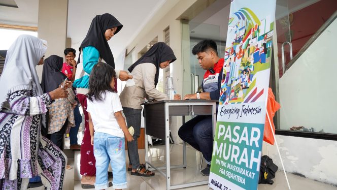 
					Pertamina Gelar Pasar Murah Bagi 1.000 Masyarakat Prasejahtera di Wayame. Foto: Pertamina Patra Niaga Papua Maluku 