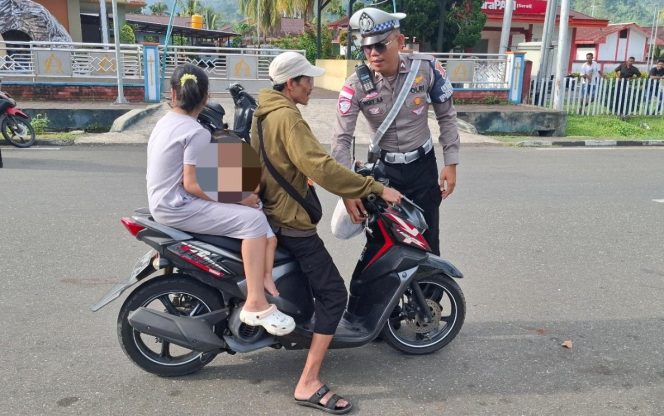 
					Razia di Serui, banyak pengendara masih minim gunakan helm. Foto: Ainun Faathirjal/KabarPapua.co